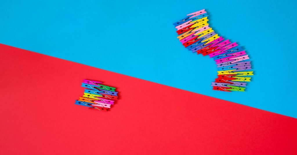 Aprenda a integrar o estoque de múltiplas lojas físicas ao WooCommerce usando a API REST e filas assíncronas para evitar furos de estoque e lentidão.