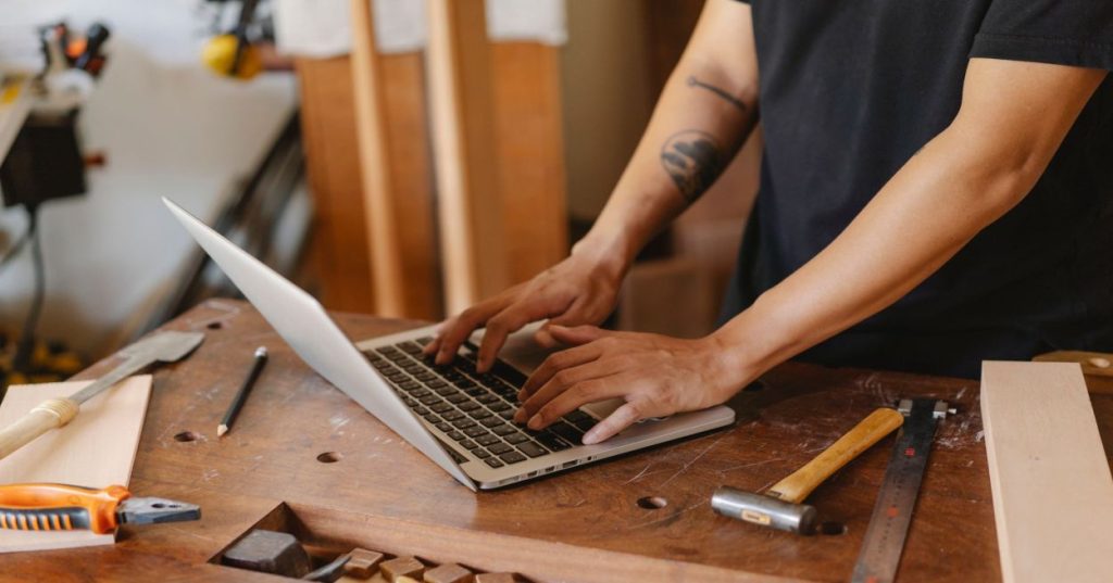 Descubra como integrar o estoque do WooCommerce ao seu ERP via REST API de forma assíncrona usando Action Scheduler, sem prejudicar a velocidade do checkout.