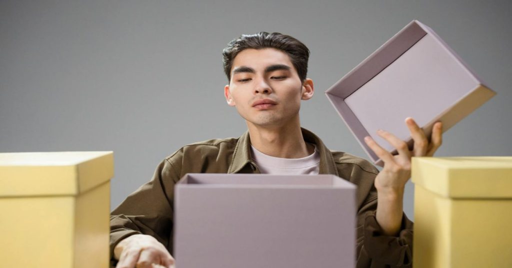 Entenda como implementar uma sincronização de estoque eficiente entre WooCommerce e ERP utilizando a API REST e o Action Scheduler para evitar quedas no servidor.