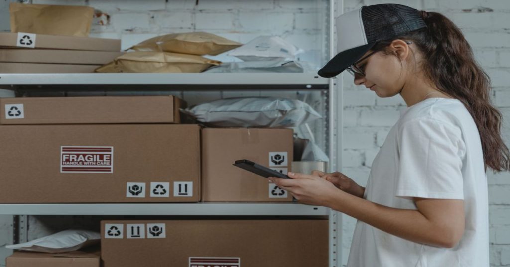 Descubra como estruturar uma sincronização de estoque robusta entre o WooCommerce e ERPs externos utilizando Action Scheduler e boas práticas de desenvolvimento.