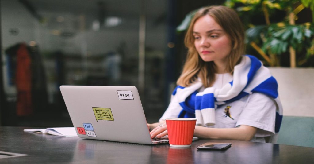 Aprenda a estruturar transações financeiras seguras e otimizar a performance de consultas usando PHP e MySQL, evitando concorrência e falhas de dados.