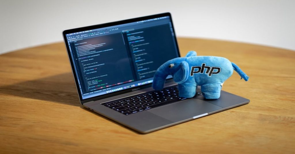 Aprenda a identificar e corrigir gargalos de banco de dados em aplicações PHP. Melhore a performance do MySQL com índices, boas práticas de PDO e arquitetura de software.