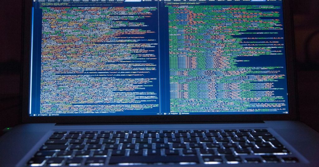 Aprenda a otimizar consultas MySQL, estruturar arquiteturas seguras em PHP 8 e garantir a escalabilidade do seu sistema web com boas práticas.