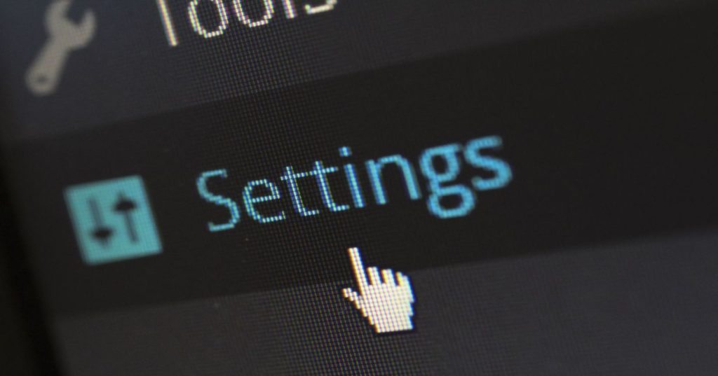 Aprenda a arquitetar uma solução de estoque multi-CD no WooCommerce usando hooks nativos, Transients API e otimização de banco de dados para e-commerce.