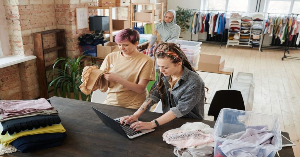 Aprenda como automatizar a sincronização de estoque entre ERP e WooCommerce via API REST para evitar erros operacionais e furos de estoque.