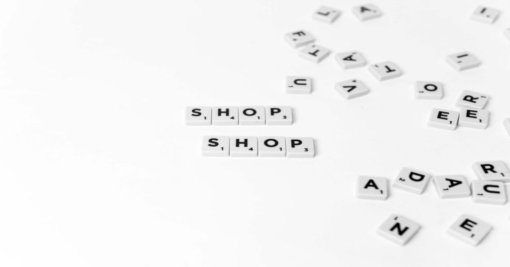 Entenda como funciona a sincronização de estoque multi-local no Shopify e aprenda a integrar seu ERP com a Shopify Admin API para evitar furos de estoque.