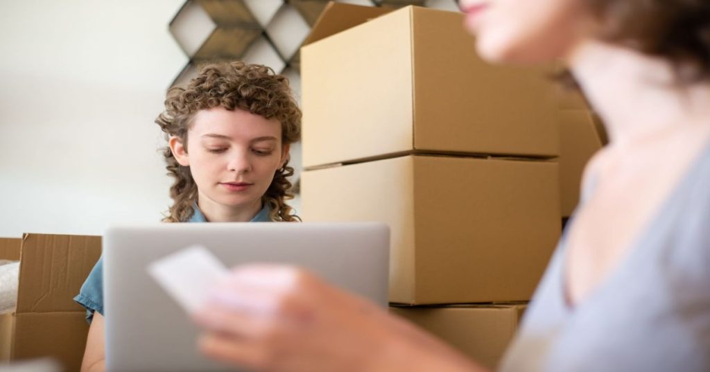 Aprenda a sincronizar o estoque do WooCommerce em tempo real utilizando APIs e hooks nativos como Action Scheduler para evitar furos de estoque na sua loja.