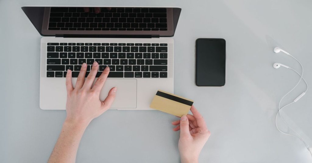 Entenda como resolver gargalos de sincronização de estoque no WooCommerce utilizando Action Scheduler e hooks nativos para integrar seu ERP.
