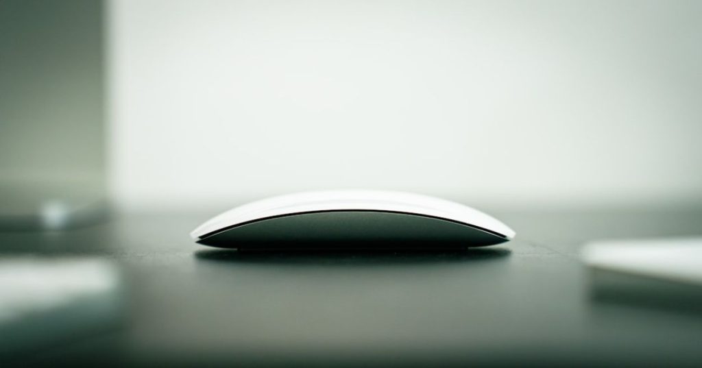 Procurando um mouse bom e barato? Confira a nossa análise do Logitech M170, um mouse sem fio compacto, preciso e com bateria de até 12 meses!
