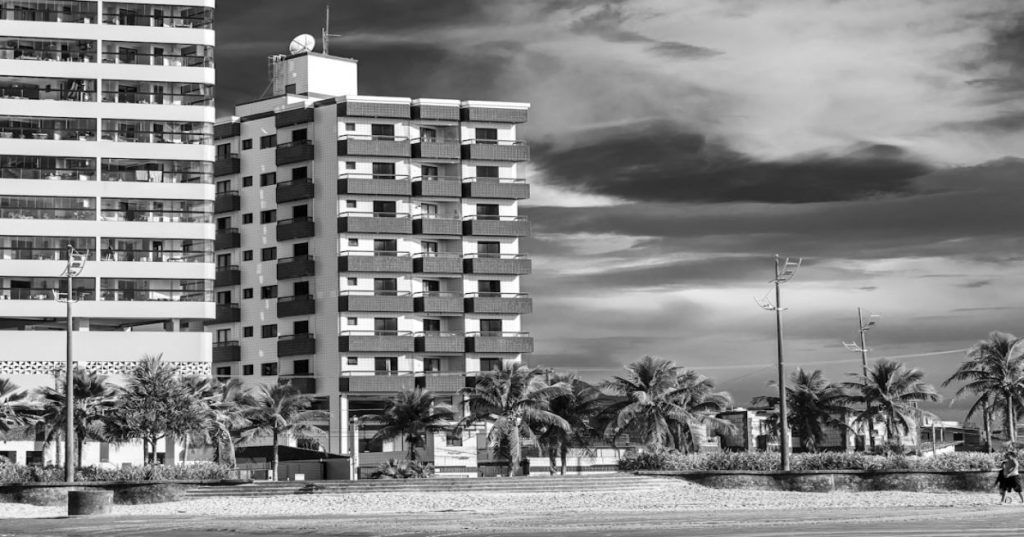 Aprenda como estruturar a arquitetura técnica, CDN segura e pagamentos de alto volume na expansão e escalabilidade de plataformas de mídia restrita.