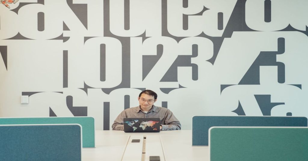Aprenda como criar um sistema escalável de geração e renderização automática de vídeos para estudos de caso imobiliários utilizando n8n e APIs de vídeo.