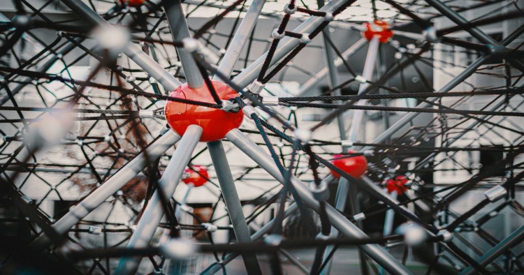 Aprenda a estruturar um fluxo no N8N com Inteligência Artificial para qualificar e triar leads automaticamente, otimizando o tempo da sua equipe comercial.