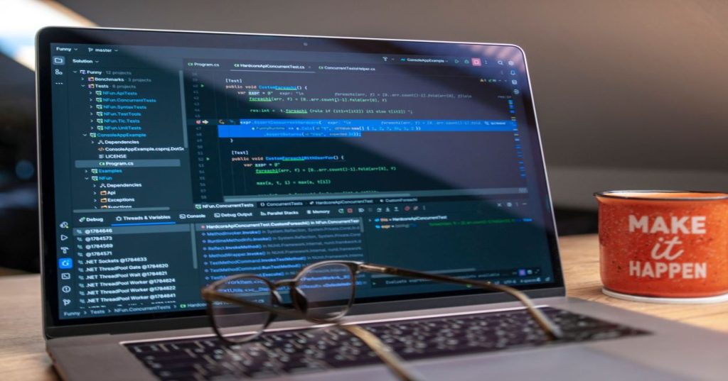 Aprenda a arquitetar uma plataforma de trading quantitativo em Python para análise fundamentalista e automação de estratégias em fundos de investimento.