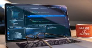 Aprenda a arquitetar uma plataforma de trading quantitativo em Python para análise fundamentalista e automação de estratégias em fundos de investimento.