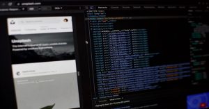 Aprenda a migrar páginas estáticas em PHP para um mini site multilíngue em Laravel com arquitetura de subdomínio, SEO otimizado e boas práticas.