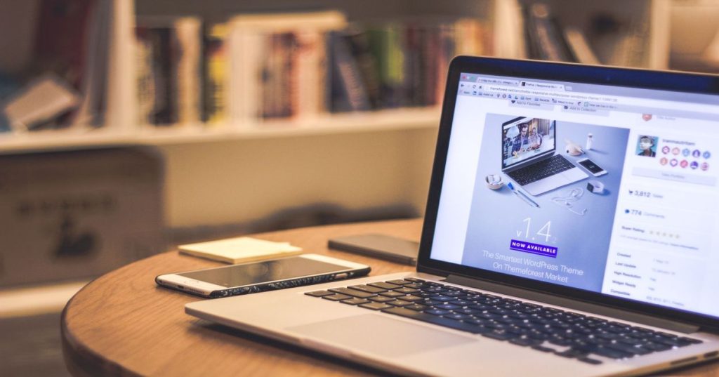 Aprenda a estruturar um e-commerce elegante de produtos importados no WooCommerce com conversão de moedas, frete internacional e UX refinada.