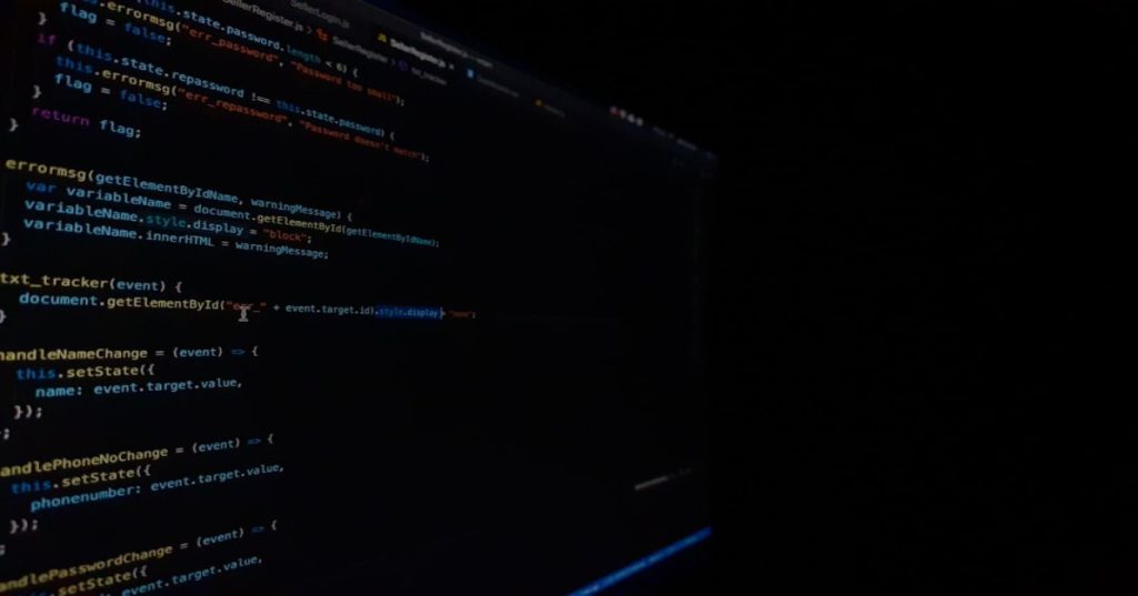 Aprenda a planejar e desenvolver uma aplicação web empresarial segura, escalável e acessível diretamente pelo navegador para otimizar sua operação.