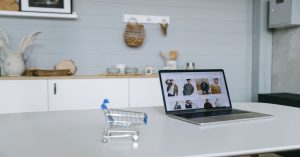 Aprenda a criar uma loja WooCommerce para peptídeos de pesquisa com design técnico, campos personalizados e validações de conformidade.