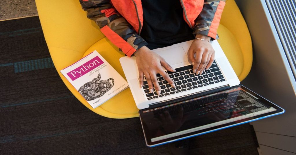 Aprenda a extrair imagens de PDFs e reconvertê-las em documentos otimizados usando Python e PyMuPDF de forma automatizada e em lote.