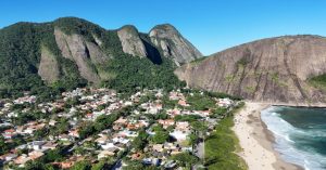 Aprenda a estruturar a integração de IA no WordPress com PHP. Conheça padrões de arquitetura assíncrona, segurança de API keys e controle de latência.