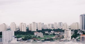 Criação de índice composto focado no status e na data de criação CREATE INDEX idx_usuarios_status_criado ON usuarios (status, criado_em DESC); Evitando o SELECT * Carregar colunas desnecessárias (como campos de texto longo ou BLOBs) aumenta o I/O do banco de dados e o uso de memória no PHP. Declare apenas as colunas estritamente necessárias: