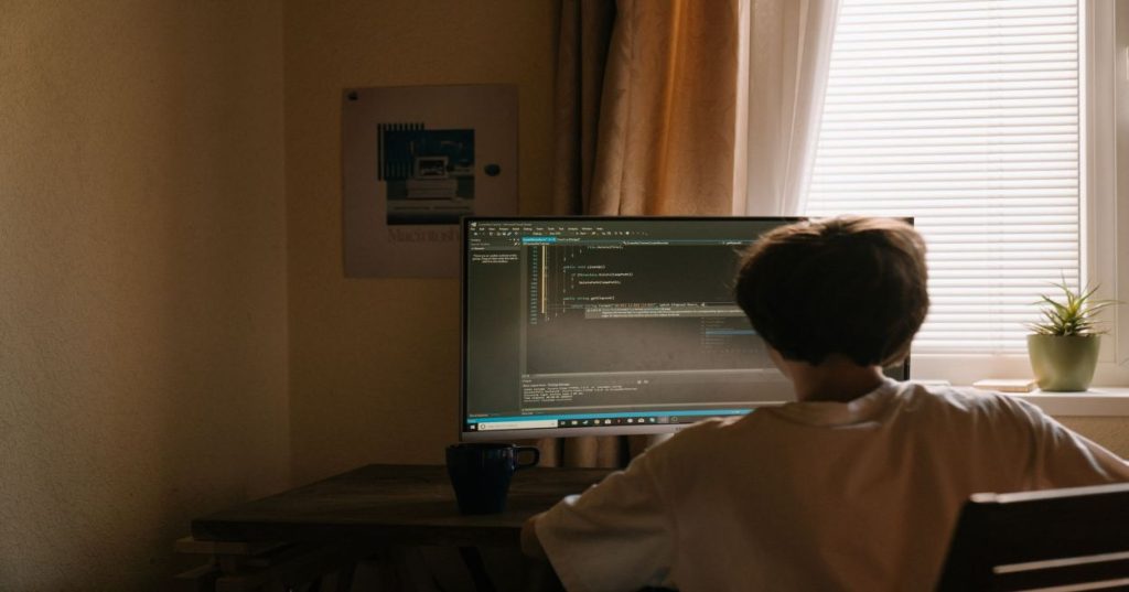 Aprenda a diagnosticar e corrigir falhas de renderização de imagens e quebras de layout mobile no WordPress com técnicas avançadas de CSS e arquitetura responsiva.