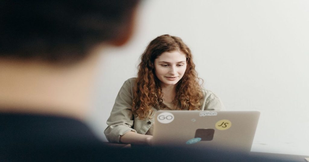 Aprenda a identificar, depurar e corrigir bugs em aplicações PHP nativo e MySQL com boas práticas de segurança, logs e refatoração de código.