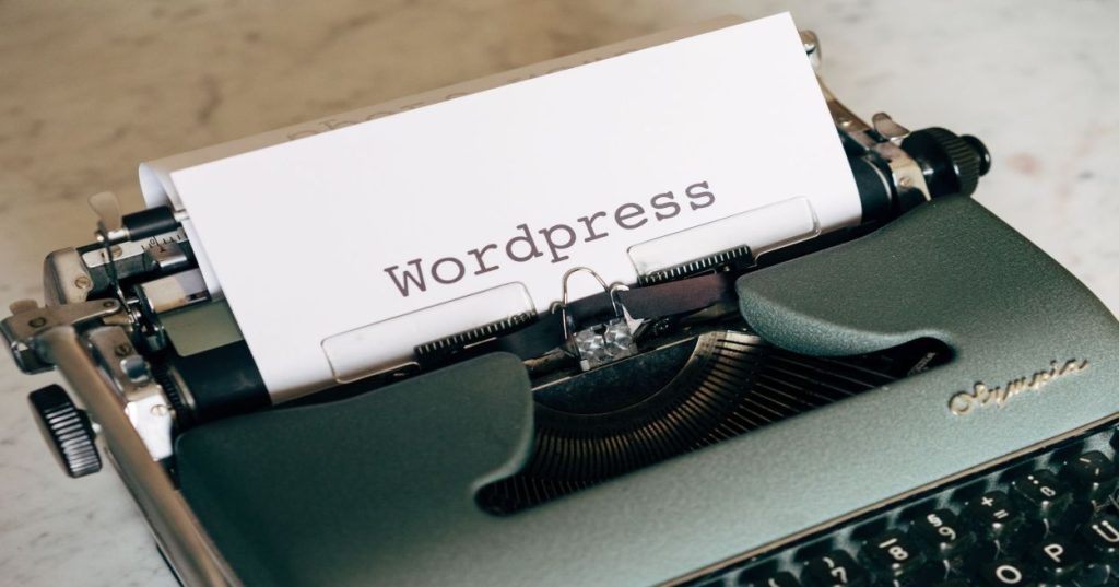 Aprenda a otimizar o SEO on-page de uma joalheria no WooCommerce: schema markup, otimização de imagens, filtros de atributos e links internos.