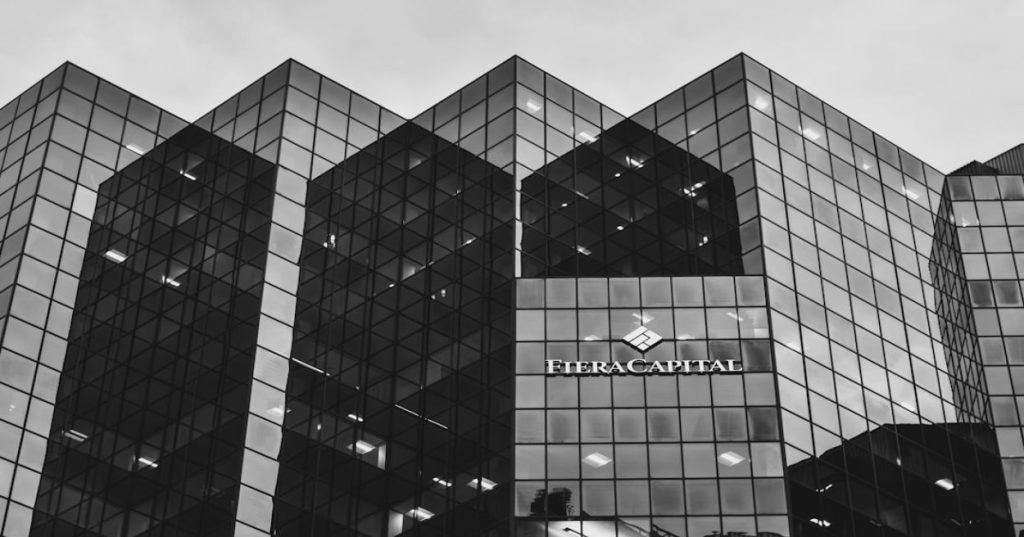 Aprenda a estruturar sistemas corporativos com Drupal e WordPress focando em modelagem de dados, camadas de cache, segurança e boas práticas de engenharia.