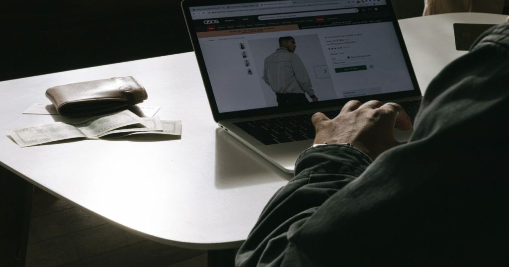 Aprenda a estruturar uma arquitetura de e-commerce para grande catálogo com foco em alta performance, motores de busca e estratégias de cache escaláveis.