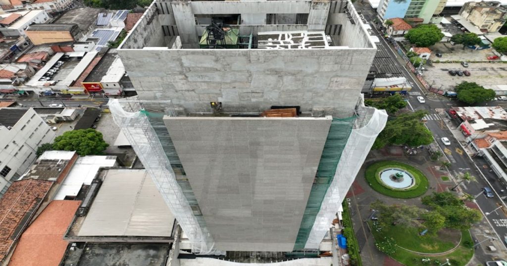 Conheça os desafios técnicos, requisitos de baixa latência e integridade financeira para o desenvolvimento de plataforma de apostas esportivas focada em futebol.