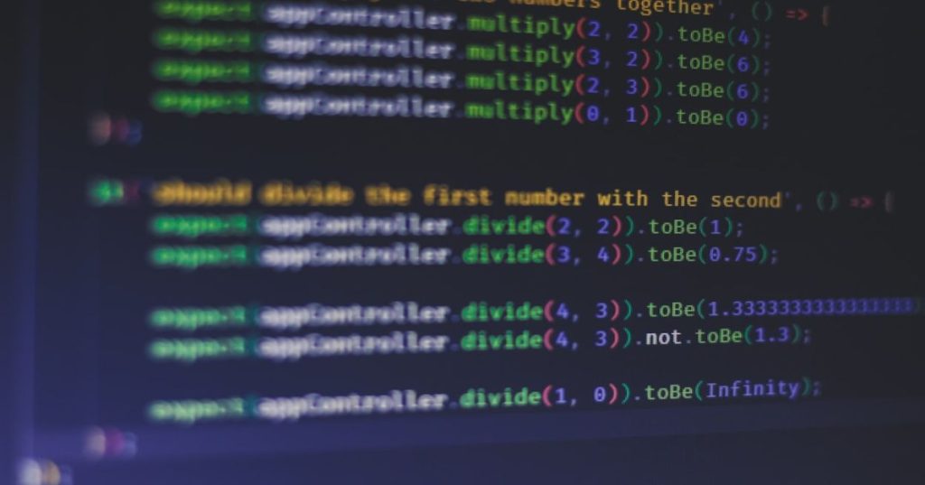 Descubra como construir uma plataforma multi-tenant de web scraping e geração de leads em Python com FastAPI, Celery e isolamento seguro de dados.