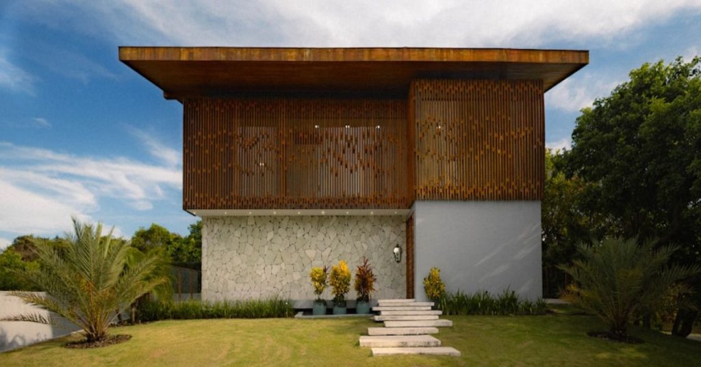 Conheça a arquitetura técnica, segurança e boas práticas para desenvolver e integrar soluções robustas de software ERP e Fintech para operações críticas.