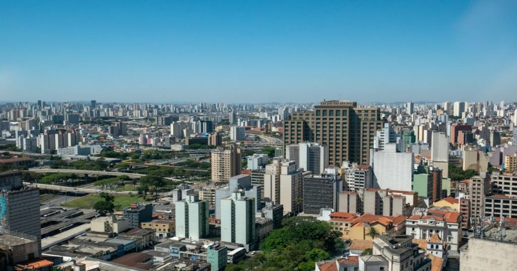 Aprenda a estruturar uma arquitetura full-stack para plataformas complexas com foco em modularidade, escalabilidade, segurança e alta performance.