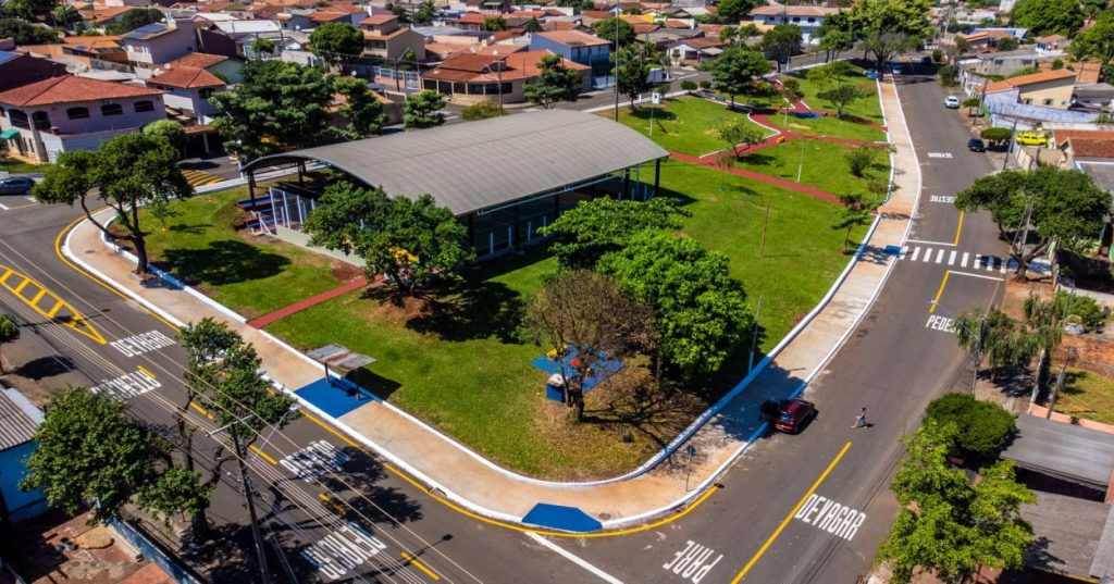 Conheça a arquitetura técnica para desenvolvimento de app de notícias curtas, controle de acesso RBAC e estratégias de cache para alta performance.