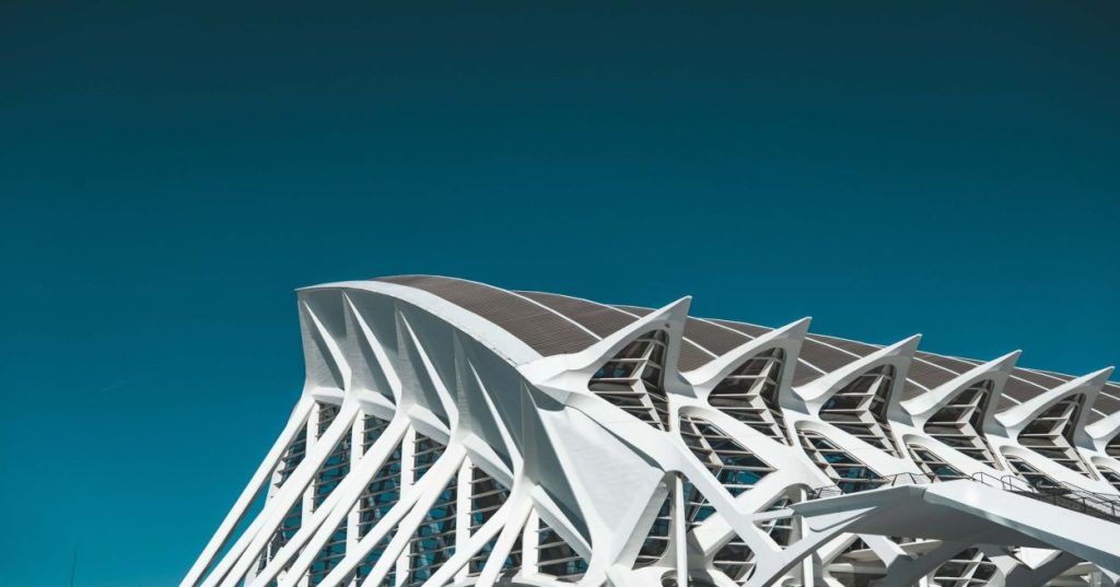 Aprenda a construir websites modernos e responsivos com React e Next.js, utilizando scripts Python para automação de assets e auditoria de performance.