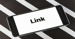 Descubra como realizar uma auditoria de SEO para YouTube, corrigir metadados e revitalizar vídeos antigos para gerar tráfego orgânico constante.