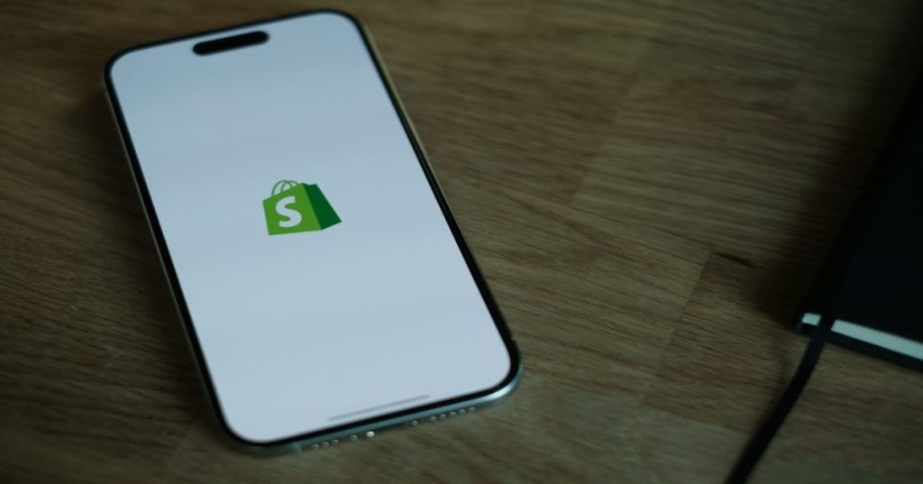 Aprenda a estruturar automações entre Shopify e WhatsApp via AiSensy para recuperar carrinhos e aprimorar a experiência pós-venda da sua marca D2C.