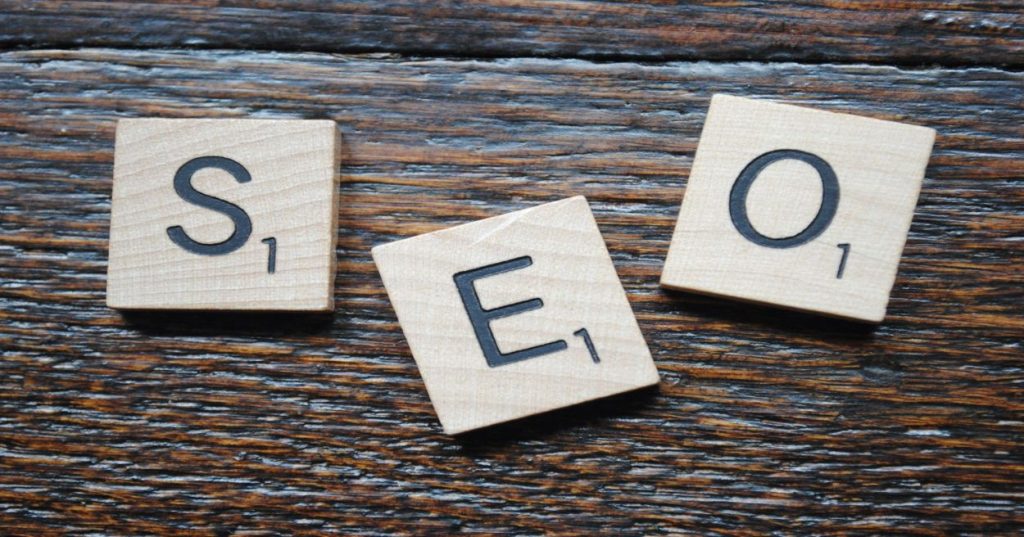 Aprenda a estruturar a produção de blog posts focados em SEO sem perder a originalidade. Guia prático de intenção de busca, semântica e dados técnicos.