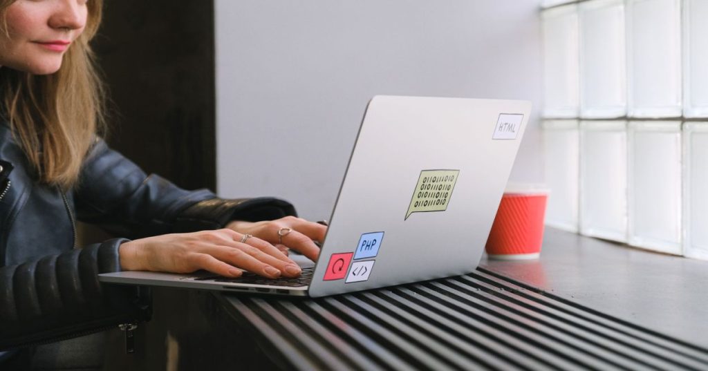 Aprenda a estruturar a arquitetura técnica, segurança e automação de um CRM imobiliário sob medida para otimizar o fluxo de conversão de leads.
