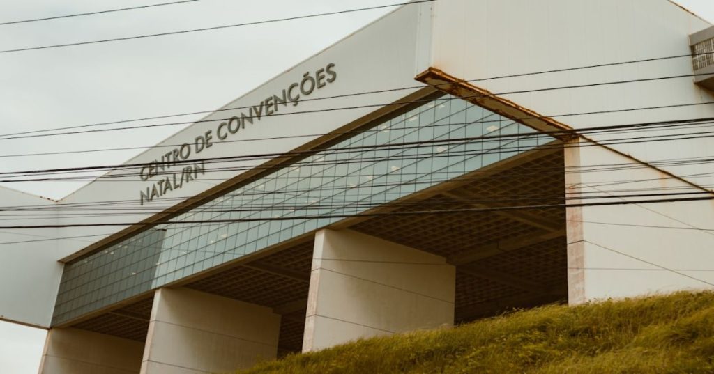 Conheça a arquitetura técnica necessária para desenvolver um e-commerce de alfaiataria sob medida com configurador interativo e alta performance.