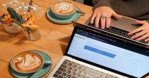 Aprenda a estruturar uma estratégia de SEO focada em atrair clientes qualificados e conversões reais, eliminando o tráfego irrelevante do seu site.