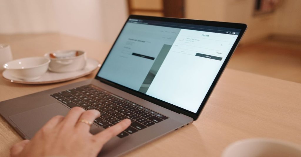 Aprenda a configurar o Google Ads no WooCommerce para o mercado dos EUA. Guia técnico cobrindo DataLayer, Conversões Otimizadas e Feed no Merchant Center.