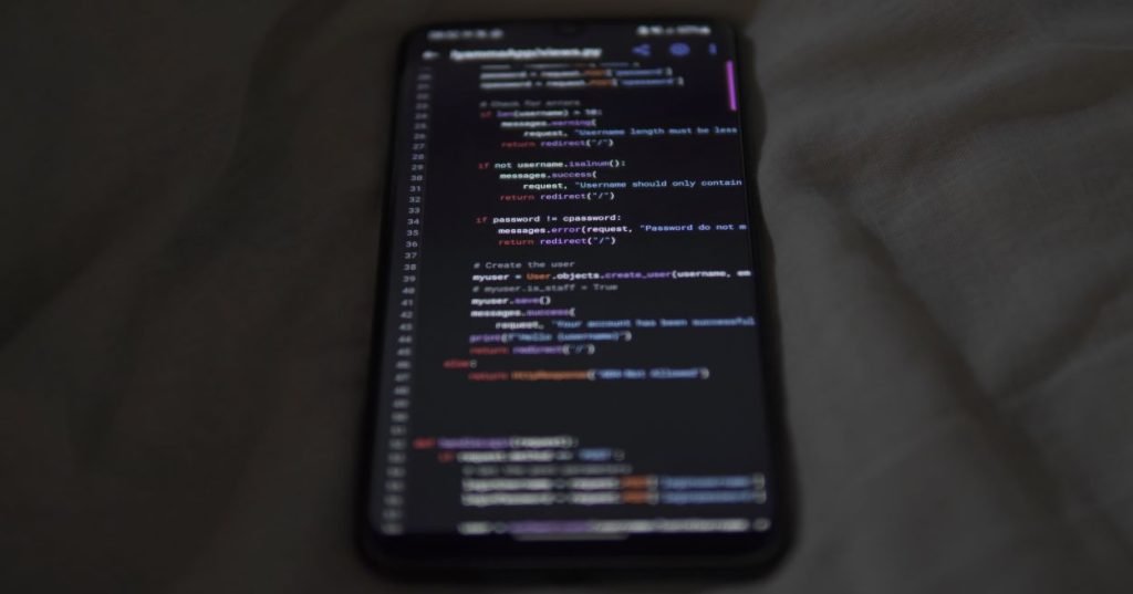 Aprenda a estruturar um pipeline de monitoramento de mídia multilíngue com Python e IA para processar notícias de política externa com alta precisão.