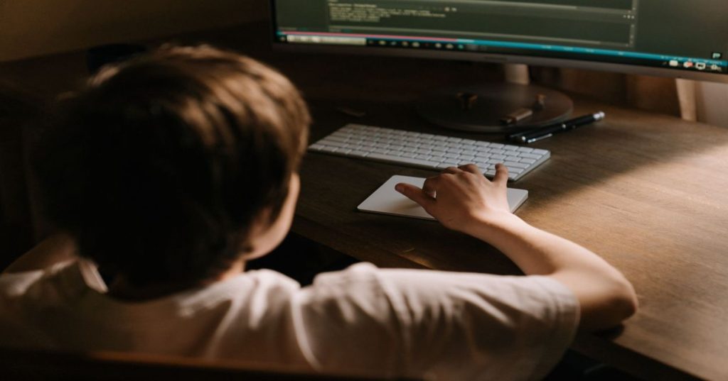Aprenda a arquitetar um portal de e-Paper com leitor interativo de PDF multipáginas, processamento assíncrono em background e renderização de alto desempenho.
