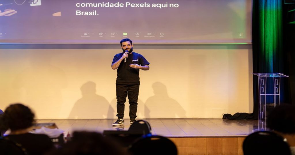 Aprenda a estruturar um agente de voz com IA integrado ao n8n para automatizar chamadas telefônicas, qualificação de leads e sincronização com CRM.
