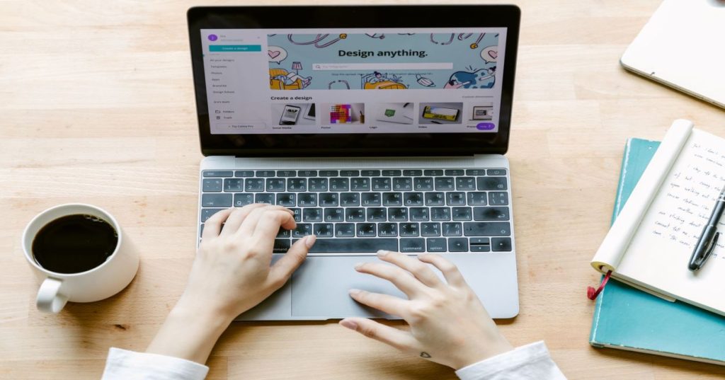 Aprenda a criar uma loja Shopify para joalheria de luxo: especificações de diamantes via metaobjects, mídia 3D, segurança de alto ticket e checkout otimizado.