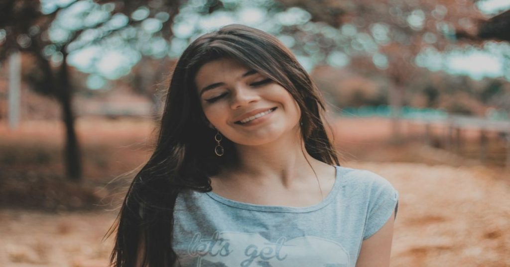 Aprenda a estruturar uma vitrine online de joias no WooCommerce combinando estética refinada, alta fidelidade visual para gemas e fluidez em telas mobile.