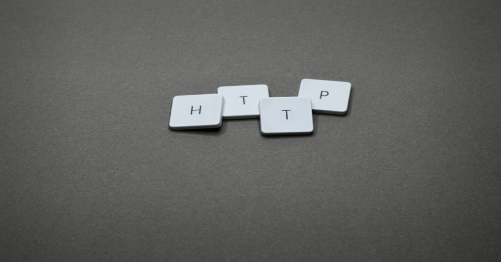Aprenda a estruturar um sistema web de trâmite documentário seguro em PHP e MySQL, com controle de sessões, perfis de acesso e auditoria de processos.
