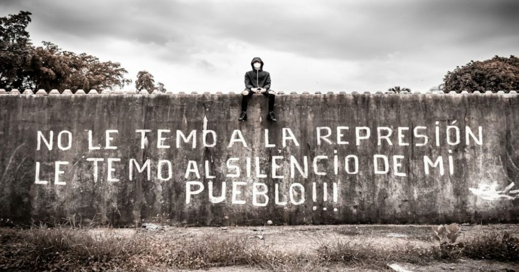 Aprenda a estruturar uma storefront WooCommerce limpa e responsiva do zero, integrando avaliações de produtos para elevar a confiança e as conversões.